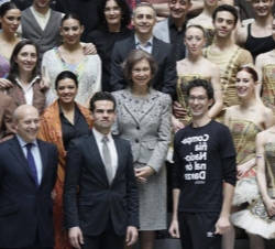 La Reina, con las autoridades y los integrantes de ambas compañías, que posan juntas por primera vez